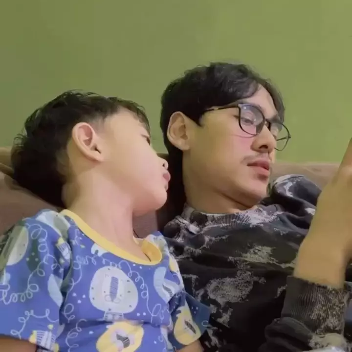 Beni Mulyana dengan putra sambungnya © Instagram