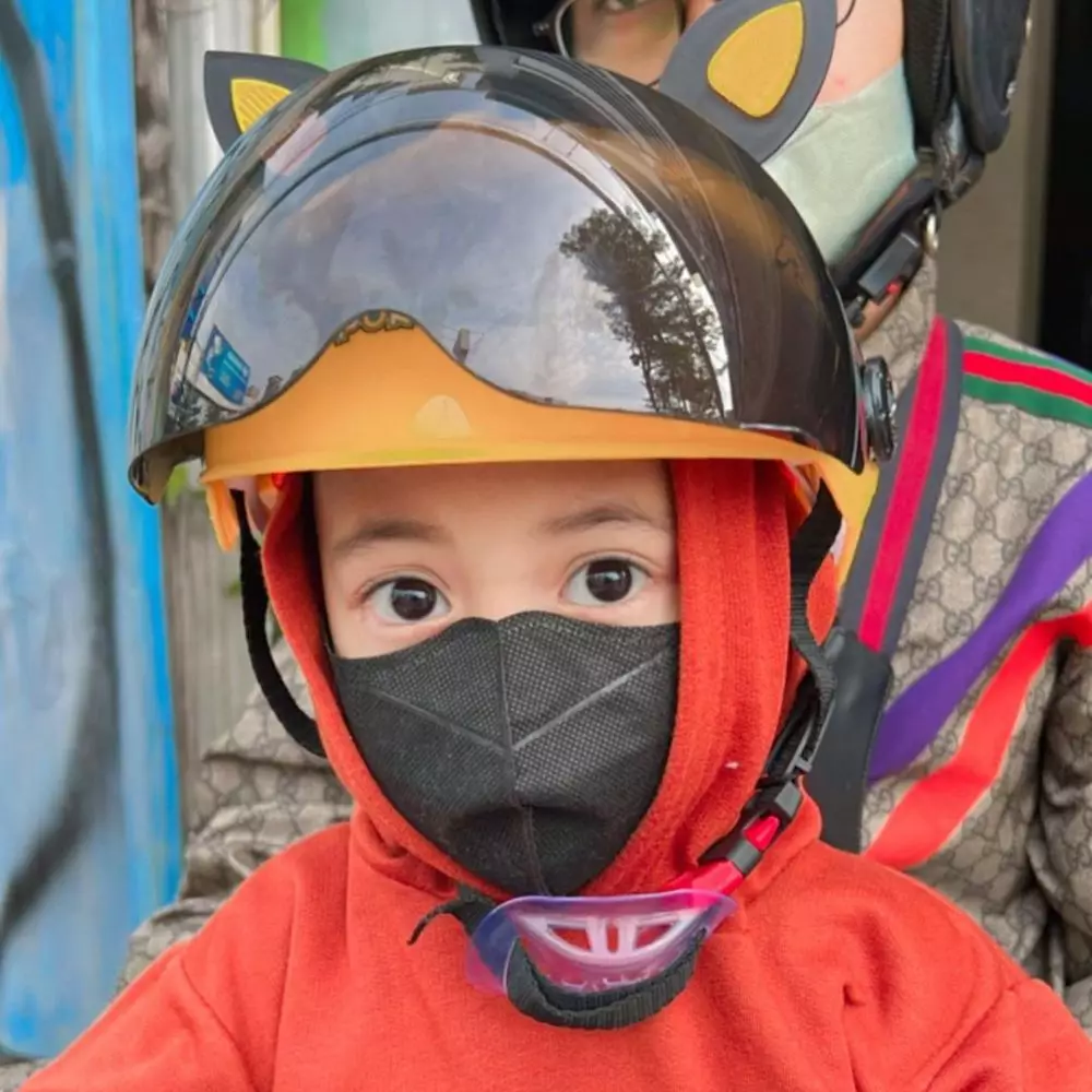 Beni Mulyana dengan putra sambungnya © Instagram