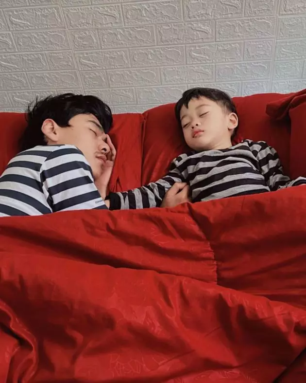 Beni Mulyana dengan putra sambungnya © Instagram