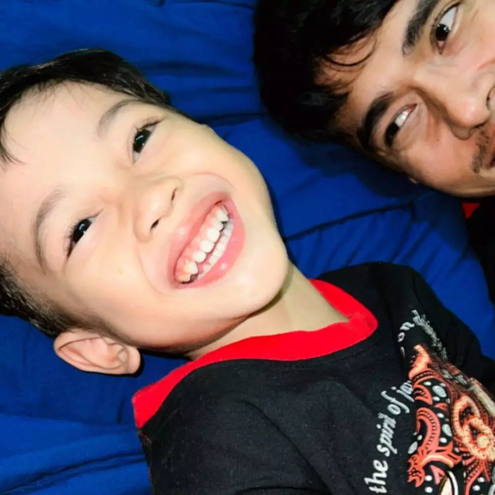 Beni Mulyana dengan putra sambungnya © Instagram