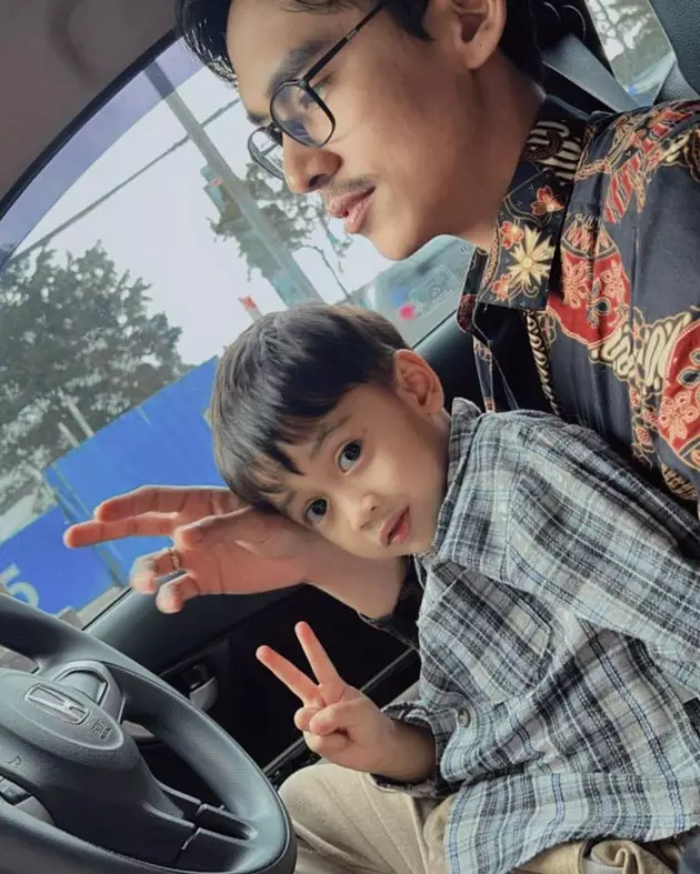 Beni Mulyana dengan putra sambungnya © Instagram