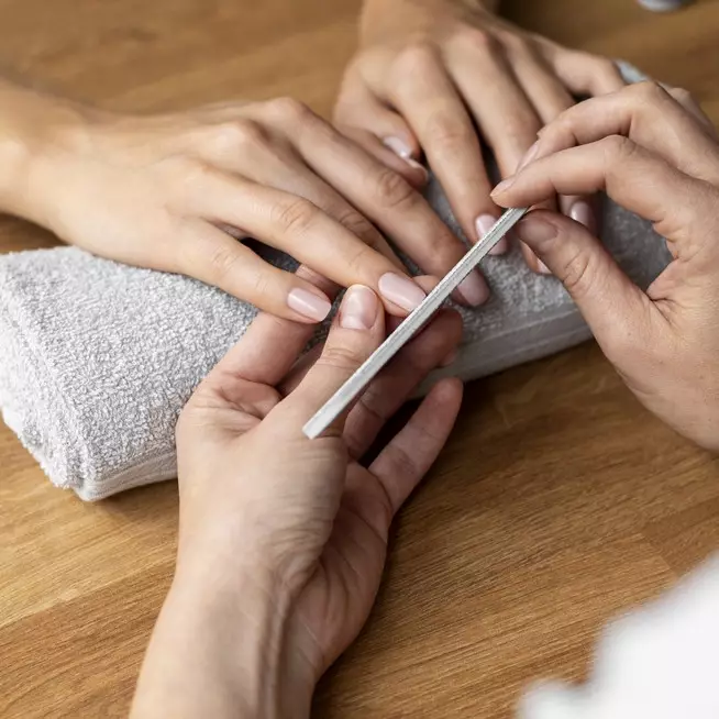 9 Cara merawat kuku yang rusak akibat nail art biar kembali sehat dan lentik pakai bahan alami