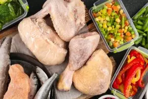 Kerap dianggap sepele, ternyata ini alasan daging beku harus diletakkan kulkas saat hendak dicairkan