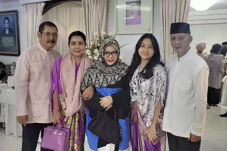 kebersamaan mayangsari dan keluarga sang suami © instagram kebersamaan mayangsari dan keluarga sang suami © instagram