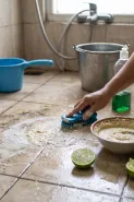 Tak perlu sitrun, 2 bahan dapur ini bisa bantu bersihkan kerak di lantai kamar mandi, begini caranya