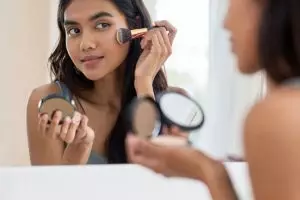 10 Bedak tabur terbaik untuk kulit berminyak, tahan lama, halus, dan nggak bikin kusam