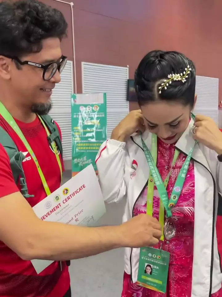 Krisdayanti medali perak kejuaraan dunia wuhsu 2025 © 2025 brilio.net Krisdayanti medali perak kejuaraan dunia wuhsu 2025 © 2025 brilio.net