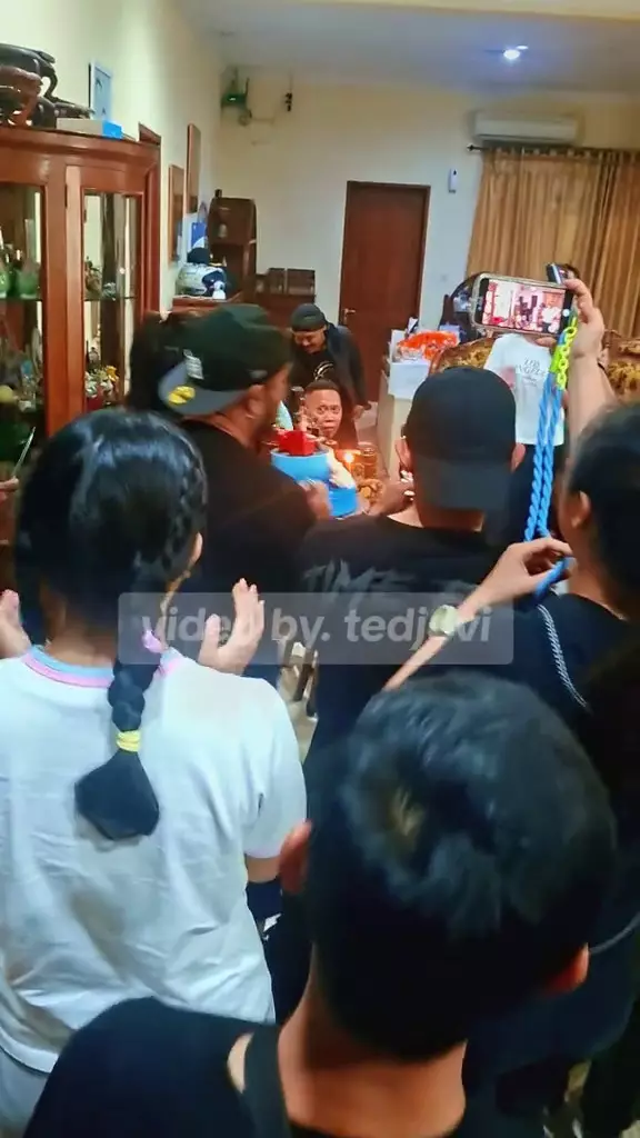 Tukul Arwana ulang tahun dirayakan teman-teman pelawak © 2025 brilio.net Tukul Arwana ulang tahun dirayakan teman-teman pelawak © 2025 brilio.net