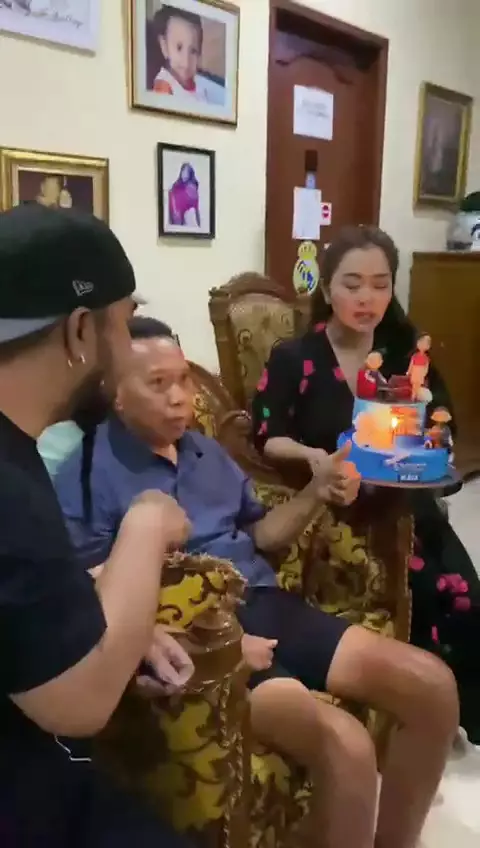 Tukul Arwana ulang tahun dirayakan teman-teman pelawak © 2025 brilio.net Tukul Arwana ulang tahun dirayakan teman-teman pelawak © 2025 brilio.net