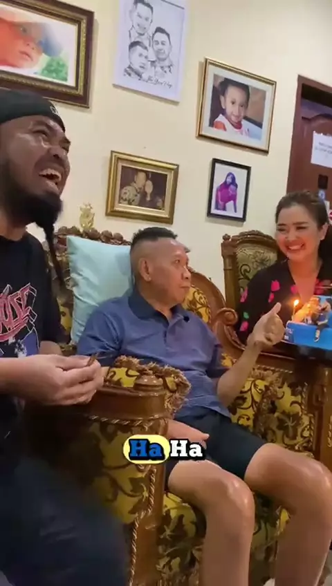 Tukul Arwana ulang tahun dirayakan teman-teman pelawak © 2025 brilio.net Tukul Arwana ulang tahun dirayakan teman-teman pelawak © 2025 brilio.net