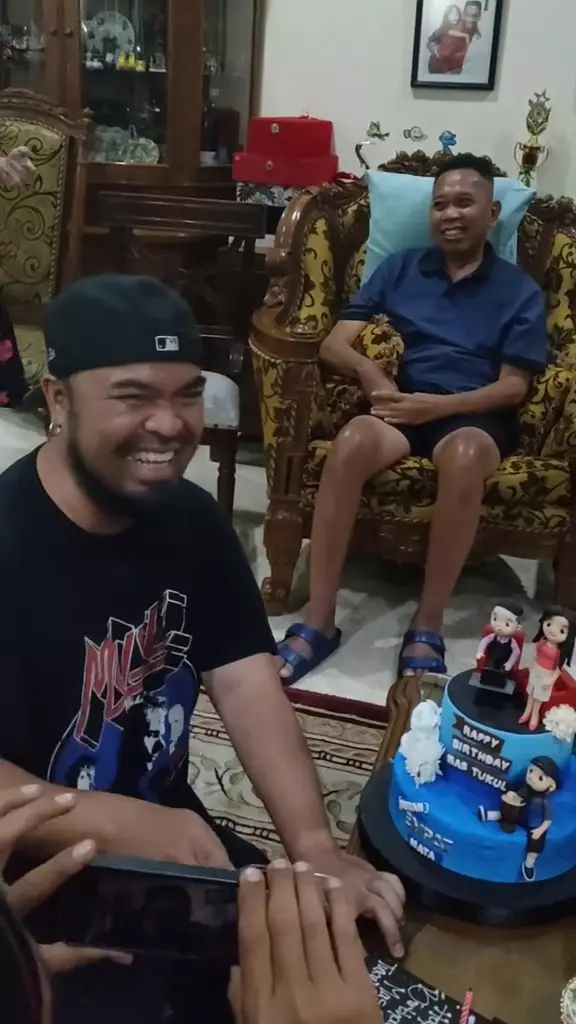 Tukul Arwana ulang tahun dirayakan teman-teman pelawak © 2025 brilio.net Tukul Arwana ulang tahun dirayakan teman-teman pelawak © 2025 brilio.net