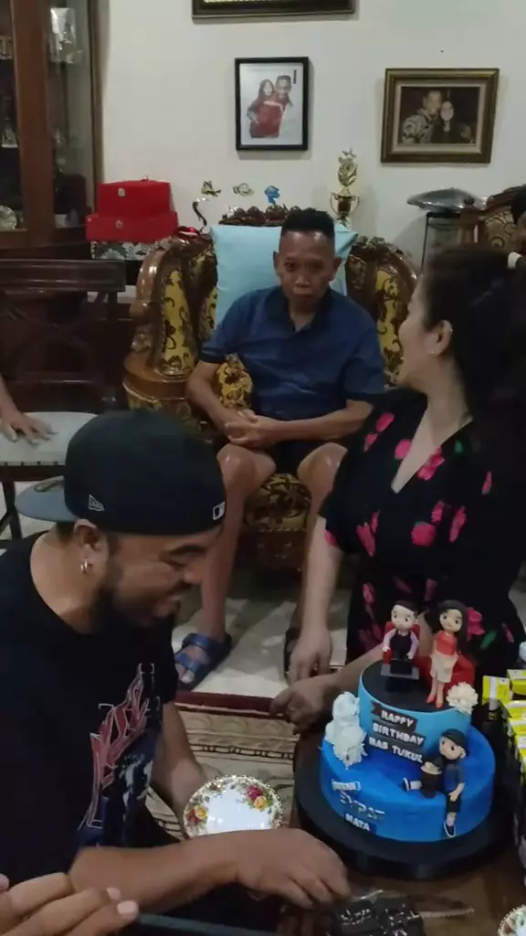 Tukul Arwana ulang tahun dirayakan teman-teman pelawak © 2025 brilio.net Tukul Arwana ulang tahun dirayakan teman-teman pelawak © 2025 brilio.net