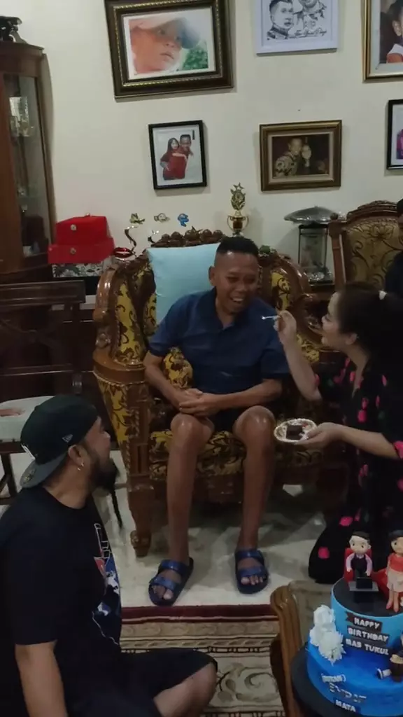 Tukul Arwana ulang tahun dirayakan teman-teman pelawak © 2025 brilio.net Tukul Arwana ulang tahun dirayakan teman-teman pelawak © 2025 brilio.net