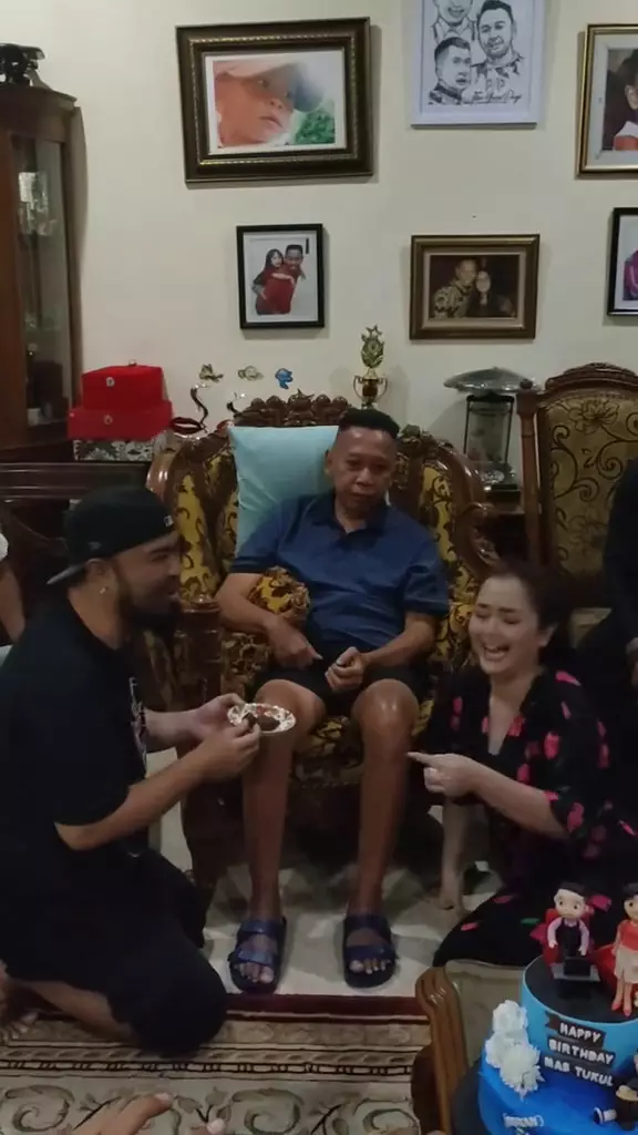 Tukul Arwana ulang tahun dirayakan teman-teman pelawak © 2025 brilio.net Tukul Arwana ulang tahun dirayakan teman-teman pelawak © 2025 brilio.net