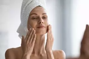 Cara meratakan warna kulit di wajah dan samarkan keriput agar kembali berseri juga awet muda