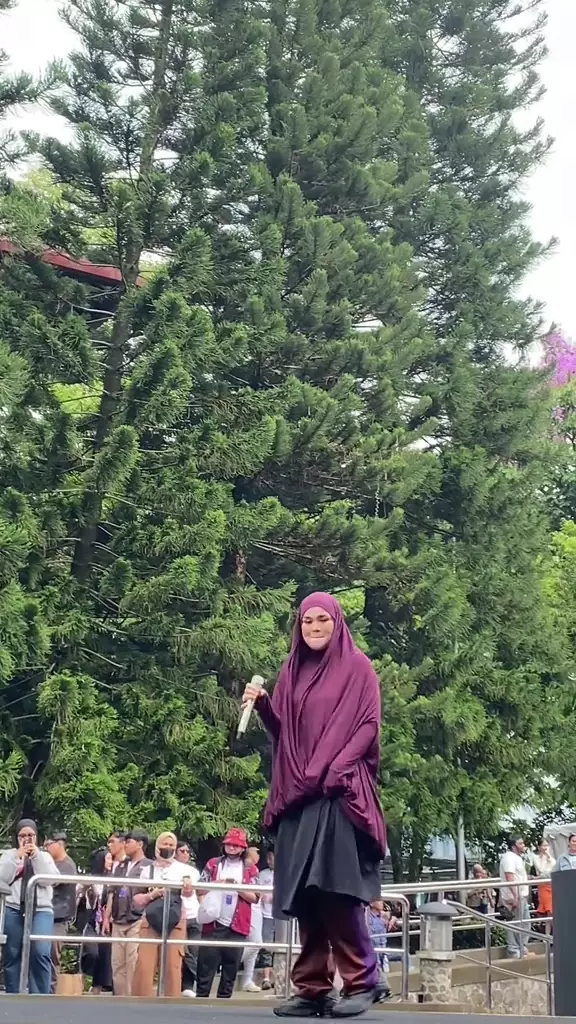 Sivia Azizah manggung pakai busana syari © 2025 brilio.net