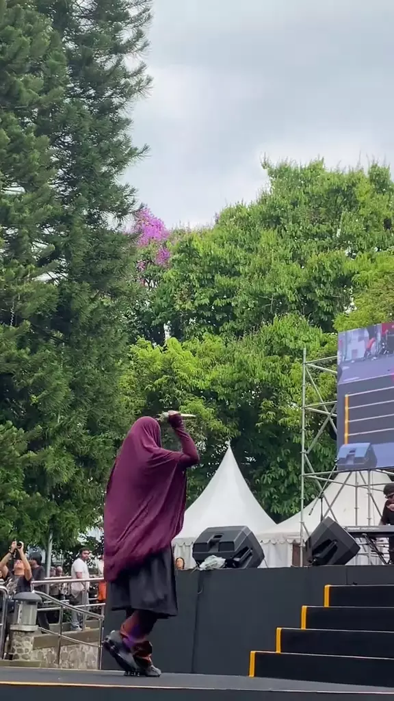 Sivia Azizah manggung pakai busana syari © 2025 brilio.net