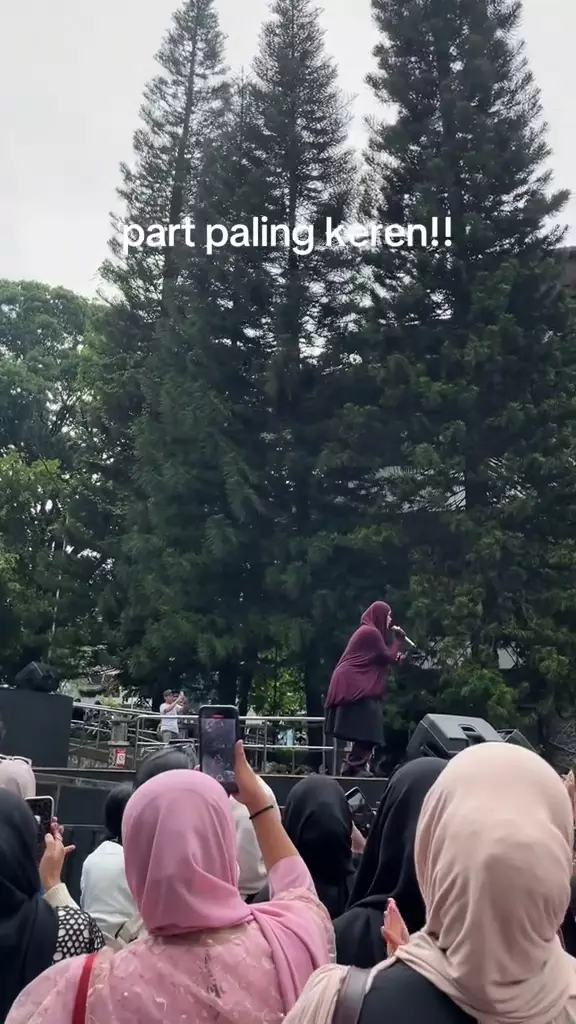 Sivia Azizah manggung pakai busana syari © 2025 brilio.net