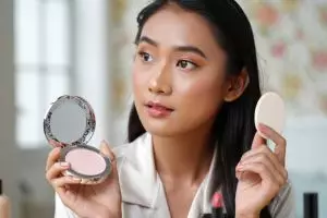 10 Rekomendasi bedak two way cake terbaik untuk kulit mulus tanpa crack seharian