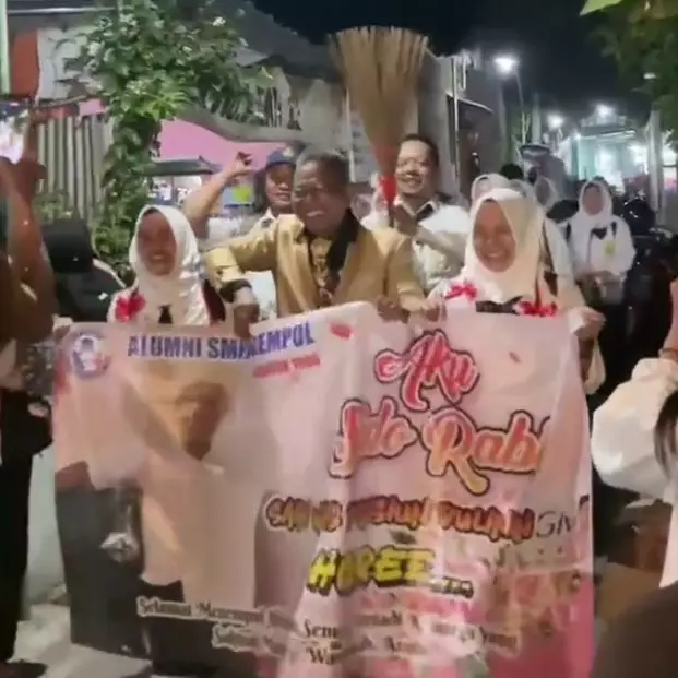 Teman seangkatan menikah di usia 45 tahun, alumni datang dengan cosplay seragam masa SMP bikin ngakak