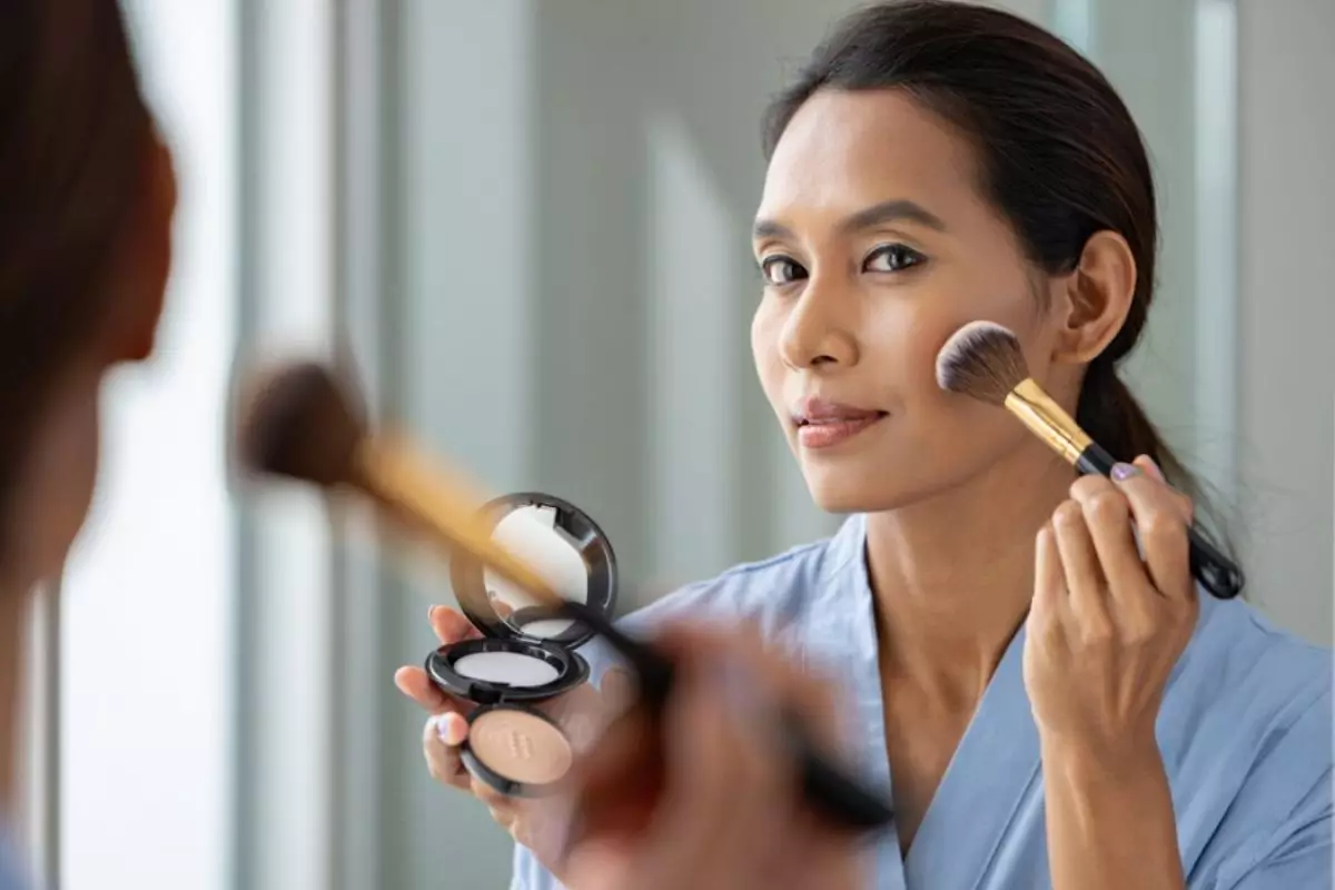 6 Rekomendasi bedak yang aman dan menyatu di kulit untuk wanita usia 40-an, mulus dan glowing