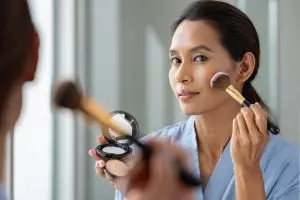 6 Rekomendasi bedak yang aman dan menyatu di kulit untuk wanita usia 40-an, mulus dan glowing