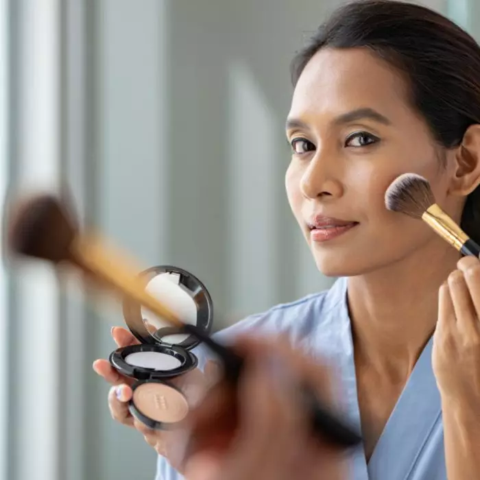 6 Rekomendasi bedak yang aman dan menyatu di kulit untuk wanita usia 40-an, mulus dan glowing