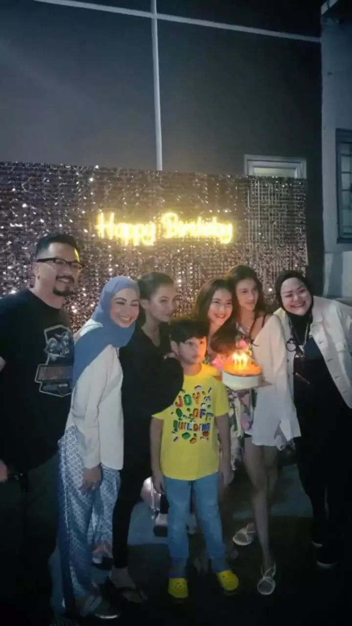 risma dan deswita bak anak ibu © berbagai sumber