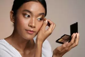 10 Rekomendasi palette eyeshadow multifungsi, sekali usap bisa untuk mata, blush, dan highlighter