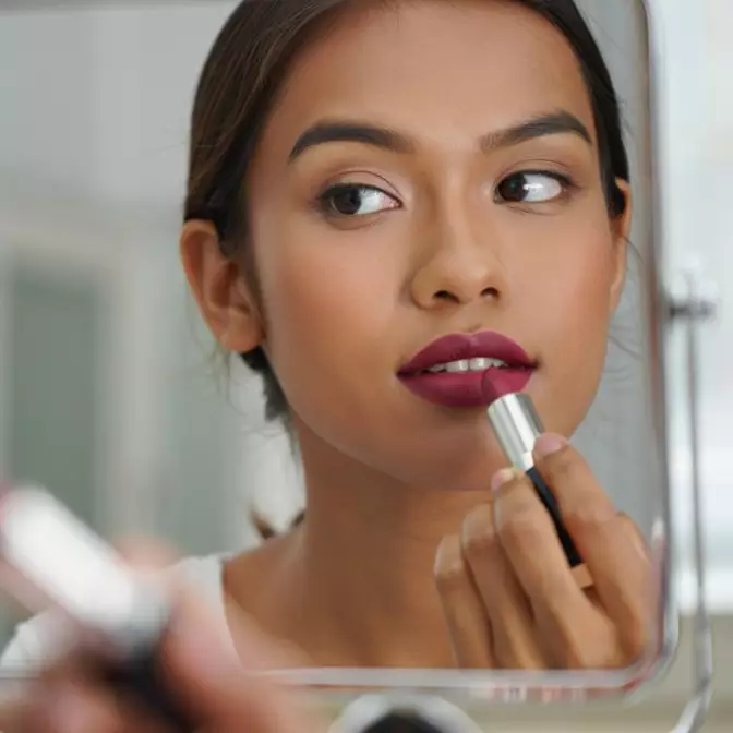 10 Rekomendasi lipstik matte yang tahan lama untuk semua warna kulit, nggak perlu ribet retouch