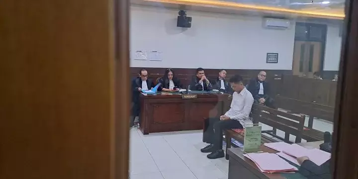 terdakwa penabrak mahasiswa ugm sampai tewas dituntut 2 tahun © 2025 brilio.net terdakwa penabrak mahasiswa ugm sampai tewas dituntut 2 tahun © 2025 brilio.net