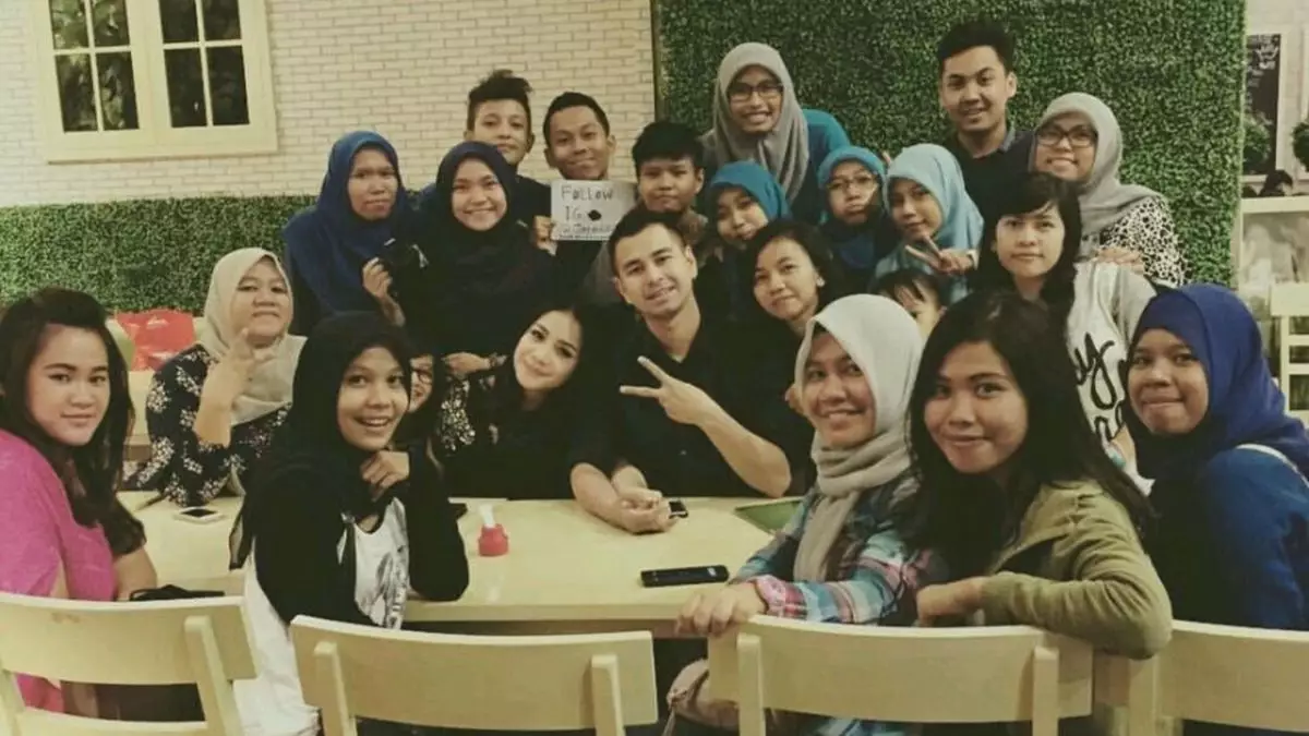 Kompak banget, begini kebersamaan 7 seleb saat bareng penggemarnya