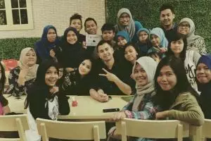 Kompak banget, begini kebersamaan 7 seleb saat bareng penggemarnya