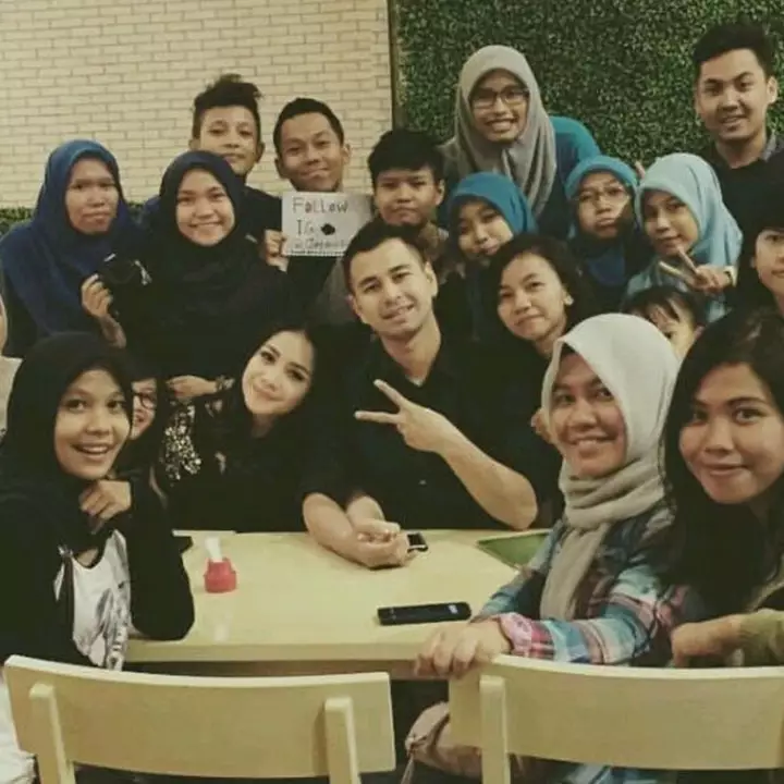 Kompak banget, begini kebersamaan 7 seleb saat bareng penggemarnya