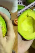 Cara antigagal mematangkan buah alpukat mentah, auto lembut dan manis alami tanpa bikin busuk