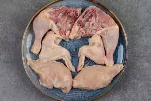 Ingin ayam bebas bau amis tanpa direndam cuka? Marinasi dengan 1 rempah dapur ini biar makin sedap