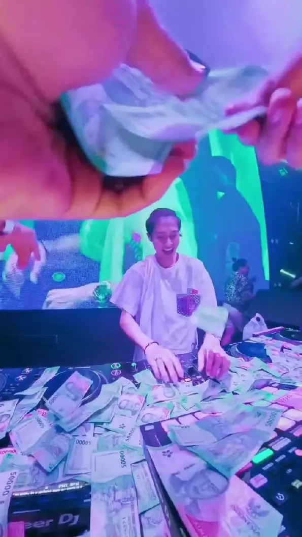 DJ Panda kini banjir job sampai mandi uang © Instagram DJ Panda kini banjir job sampai mandi uang © Instagram