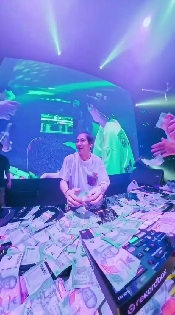 DJ Panda kini banjir job sampai mandi uang © Instagram DJ Panda kini banjir job sampai mandi uang © Instagram