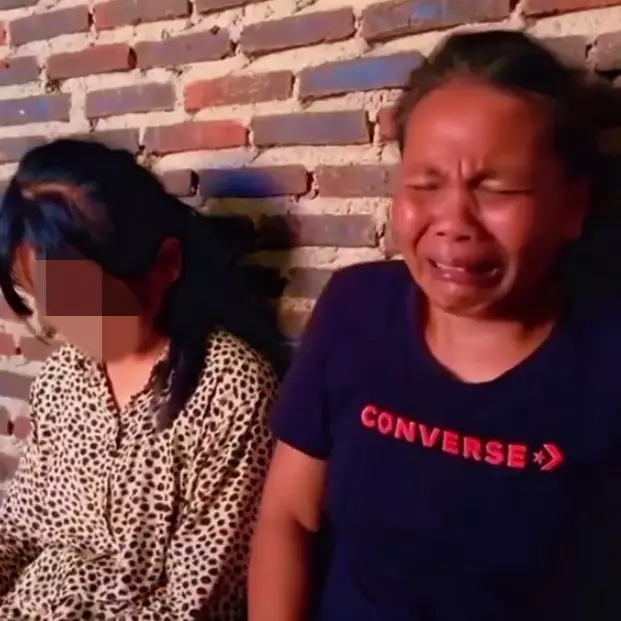 Kisah haru gadis remaja putus sekolah karena dibully, dikeluarkan karena ibunya pemulung