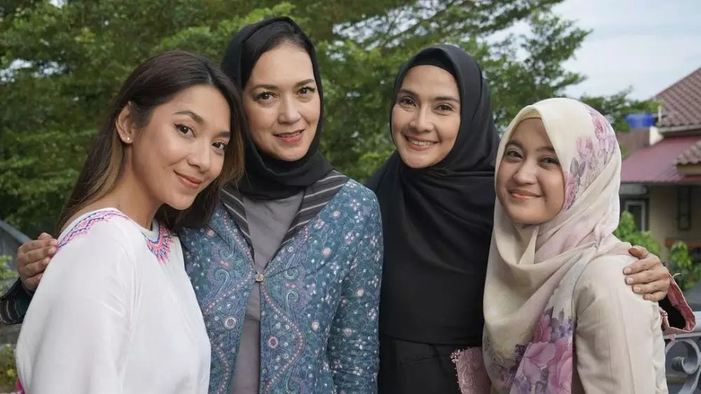 Pesona Maudy Koesnaedi berhijab di PPT © Instagram Pesona Maudy Koesnaedi berhijab di PPT © Instagram