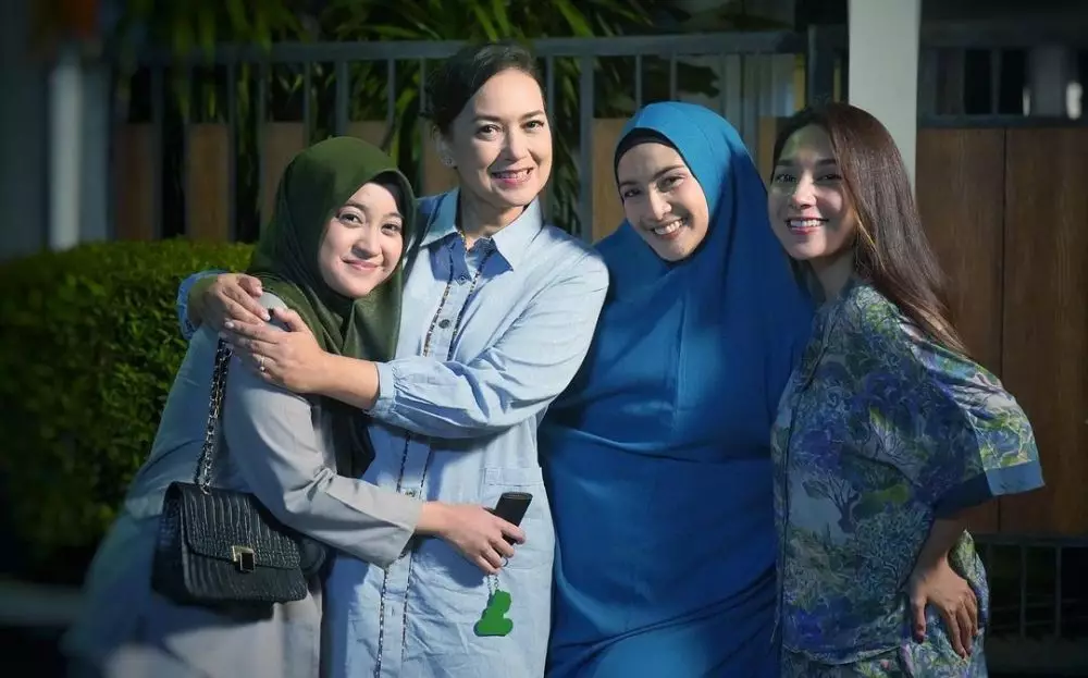 Pesona Maudy Koesnaedi berhijab di PPT © Instagram Pesona Maudy Koesnaedi berhijab di PPT © Instagram
