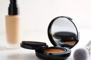 Foundation vs cushion, inilah kelebihan dan kekurangan yang sering disepelekan