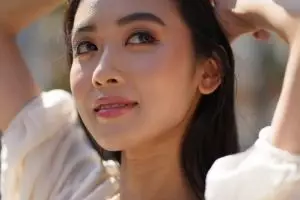 10 Rekomendasi produk makeup yang ramah di kulit tropis, bikin fresh seharian tahan panas dan keringat