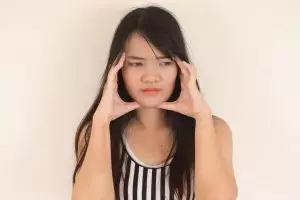 10 Skincare serum untuk kulit sensitif, wajah sehat dan bebas iritasi harga di bawah Rp 150 ribu