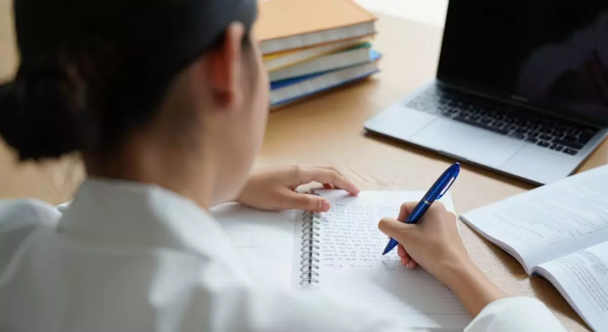 Contoh teks esai bahasa Indonesia terbaik untuk pelajar dan mahasiswa