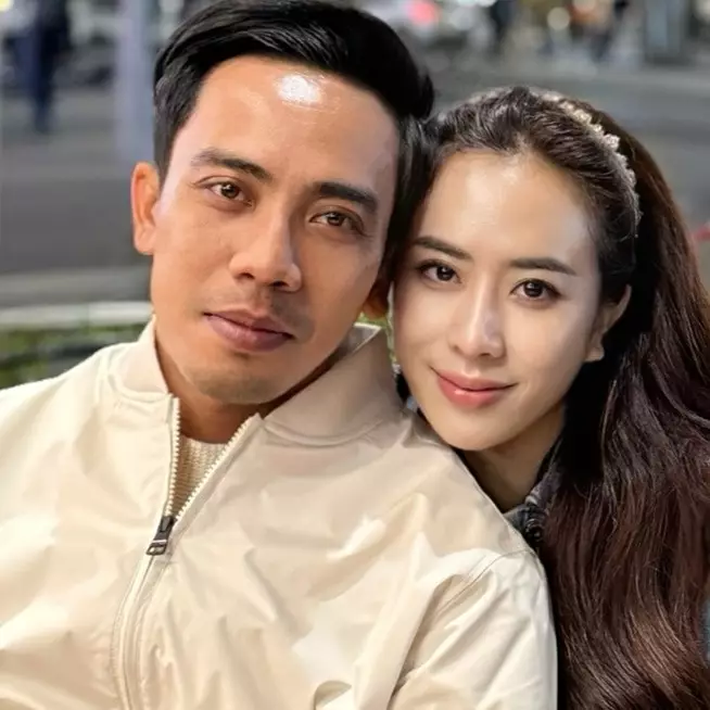 Romantis dan sukses bareng, intip 11 potret Maharani Kemala dan Dewa Gede dari pacaran hingga kini
