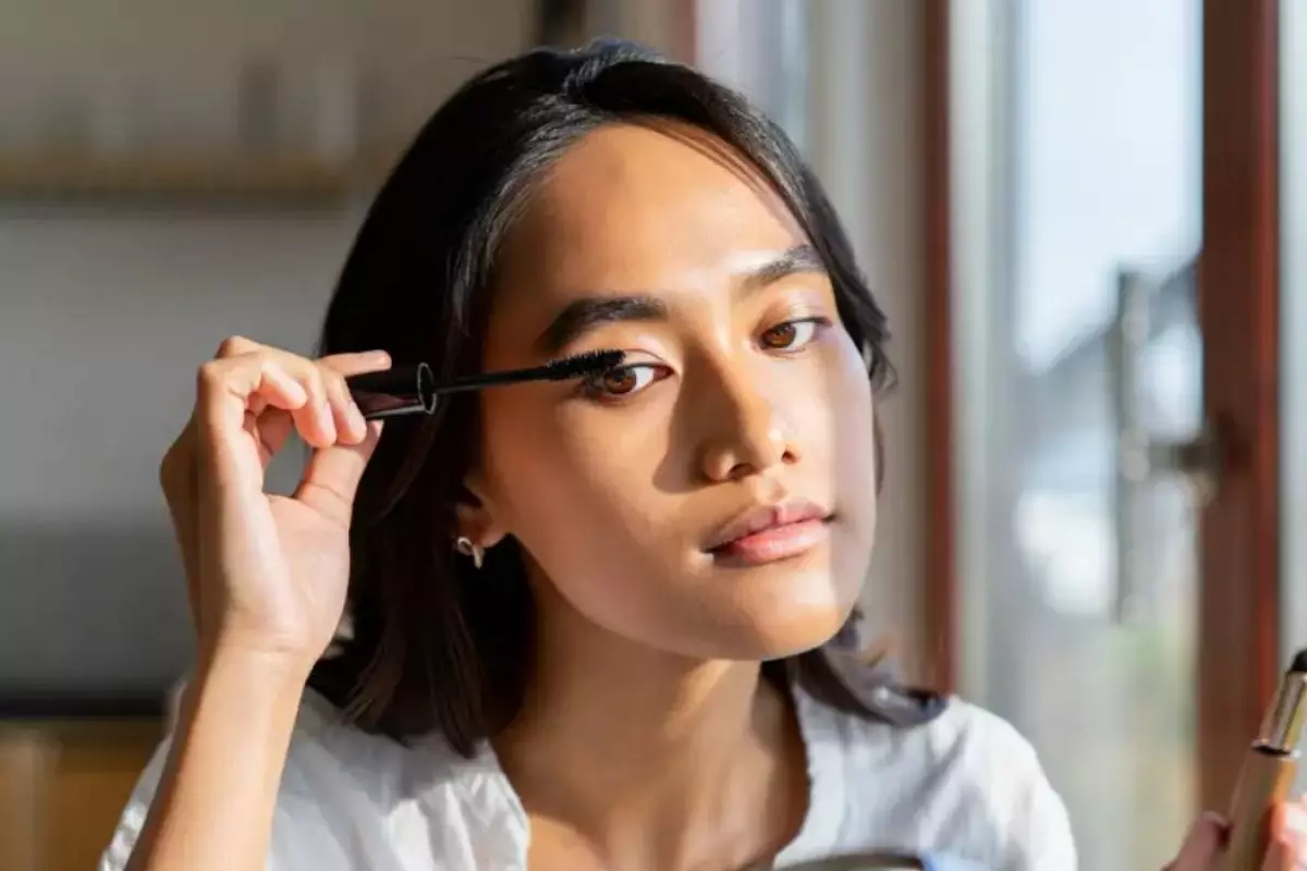 5 Rekomendasi maskara di bawah Rp30 ribu, lengkap dengan tips pakainya agar tahan lama