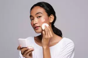 7 Rekomendasi produk cushion lokal untuk kulit sawo matang, bikin wajah glowing tanpa abu-abu