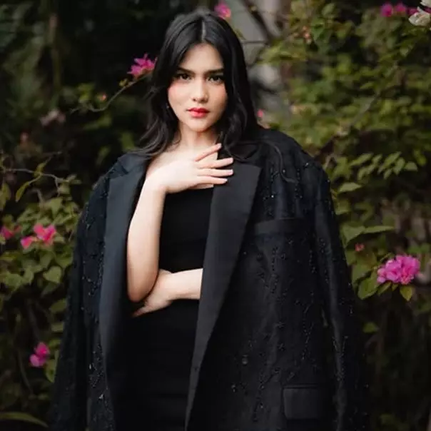 Dua artis cantik ini parasnya mirip, ini 9 beda gaya makeup Davina Karamoy dan Alice Norin