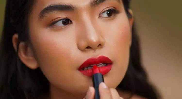 10 Rekomendasi lipstik terbaik untuk kulit sawo matang, tampilan bibir jadi nggak pucat lagi